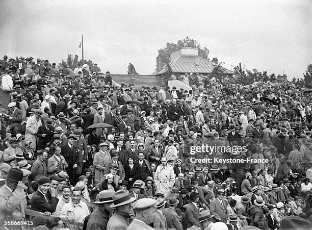 Foule de spectateurs au stade Roland Garros pour suivre la Coupe Davis, à Paris, France, circa 1930.