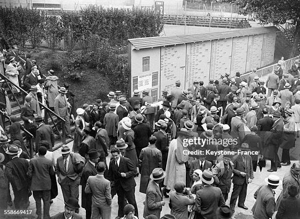 Foule de spectateurs au stade Roland Garros pour suivre la Coupe Davis, à Paris, France, circa 1930.