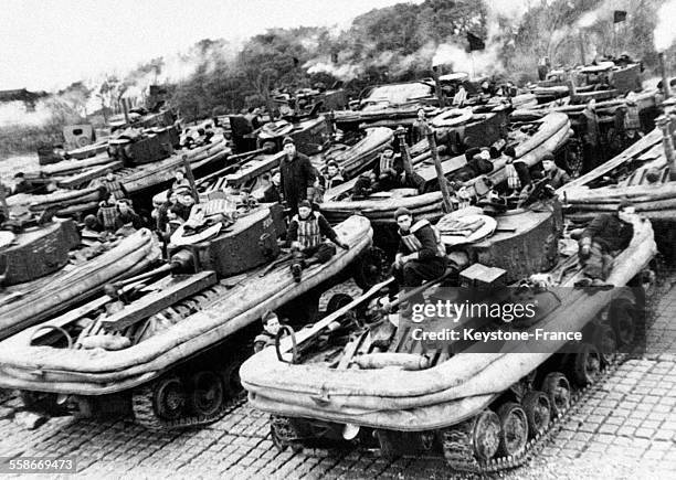 Vue des tanks amphibiens munis d'une enveloppe gonflable de l'armée britannique et utilisés pour le débarquement en Europe, le 29 septembre 1945.