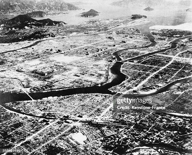 Vue aérienne de la ville rasée par la bombe atomique, à Hiroshima, Japon en 1945.