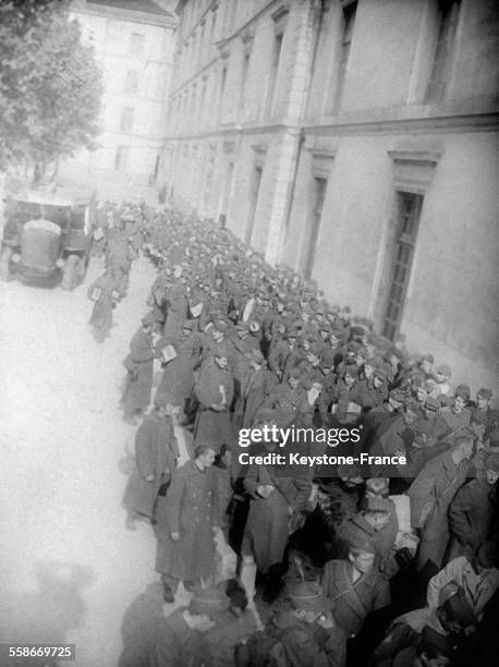 Un convoi d'Alsaciens-Lorrains, embrigadés dans la Wehrmacht, faits prisonniers par les Russes puis libérés, arrivent Gare du Nord, certains d'entre...