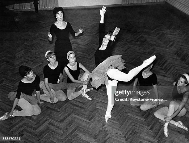 La danseuse et chorégraphe Ossy Felken donne un cours de danse à de rares élèves alors que son école est sur le point de fermer le 21 novembre 1964 à...