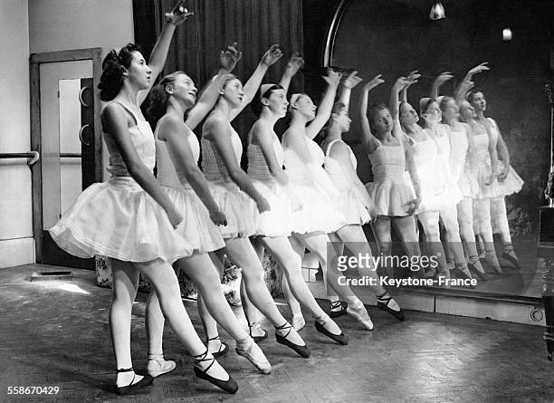 Des danseuses de la Mayfair School of Dancing, Singing and Acting en répétition devant un miroir les reflétant, à Londres, Royaume-Uni.