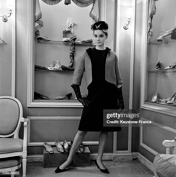 "Slim Look" chez le nouveau Dior par Marc Bohan à Paris, France, le 6 février 1961.