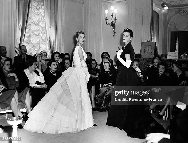 Défilé Christian Dior avec présentation de 2 robes du soir, à Paris, France, en 1948.