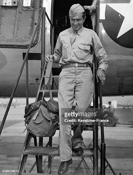 Le capitaine Louis Zamperini, prisonnier de guerre des Japonais pendant la Seconde Guerre mondiale, vient d'arriver à Hamilton Field, Californie, aux...