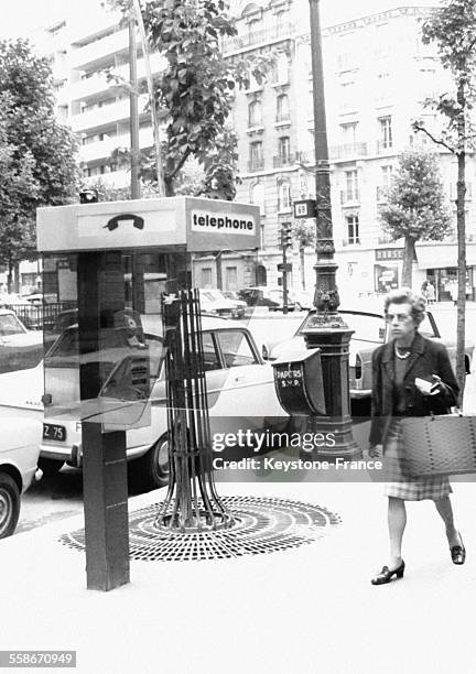 Une nouvelle cabine de téléphone publique à l'esthétique moderne a été installée à Auteuil le 16 juillet 1970 à Paris, France.