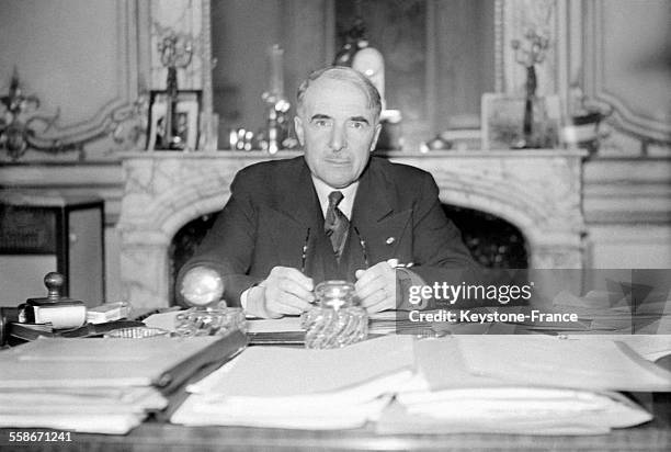 Raoul Dautry, ministre de la Reconstruction et de l'Urbanisme, à son bureau à Paris, France, en 1945.