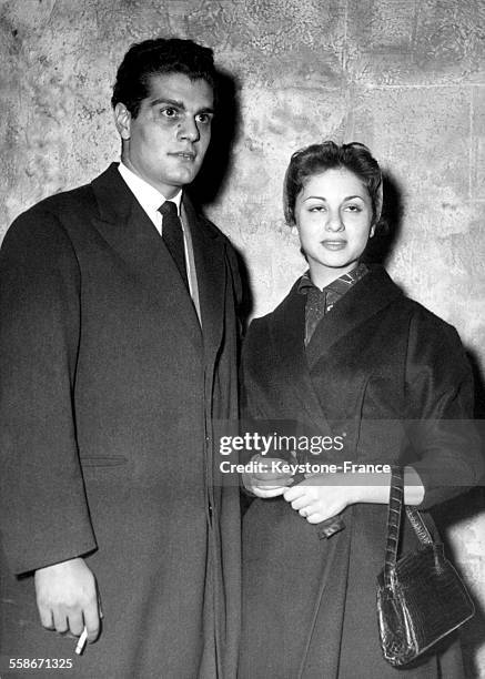 Les jeunes mariés Omar Sharif et Faten Hamama en lune de miel à Paris, France, le 10 mars 1955.