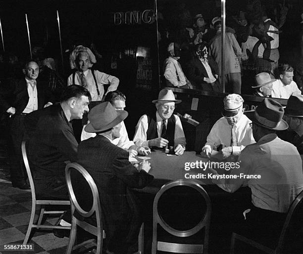 Des gens jouent aux cartes au casino de Reno, le Harold's Club, la plus grande salle de jeux américaine pour l'époque circa 1950, à Reno, NV.