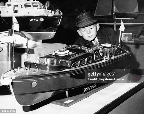 Un petit garçon admire une maquette de 'Royal Barge' au salon des modèles réduits le 31 décembre 1959 au Royaume-Uni.