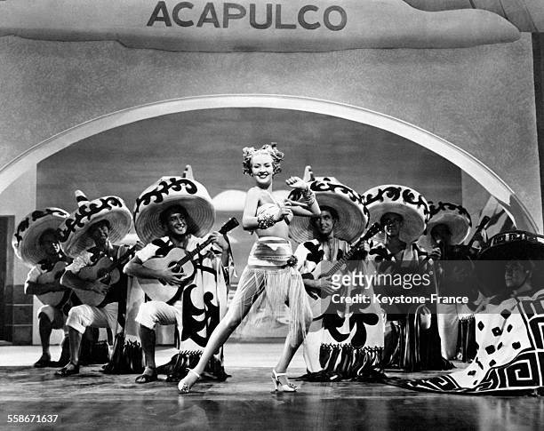 Dans un cabaret new-yorkais, la célèbre danseuse Betty Grable improvise une danse mexicaine, accomapgnée par un orchestre de Mexico, à New York City,...