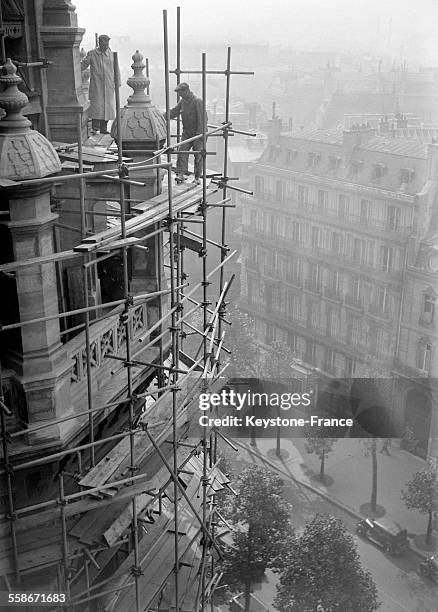 Travaux de rénovation de l'église de la Madeleine à Paris, France le 1 octobre 1931.