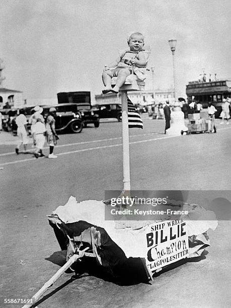 Bébé assis au dessus d'un porte drapeau, gagnant d'un concours et paradant dans les rues de Asbury Park, New Jersey, Etats-Unis en 1931.