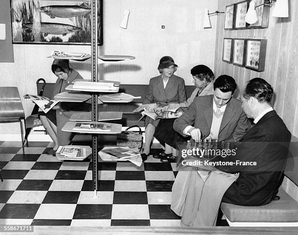 Un nouveau concept de salle d'attente dans le cabinet du docteur a été présenté lors d'un Salon du Design, avec des revues et un jeu d'échecs, le 3...