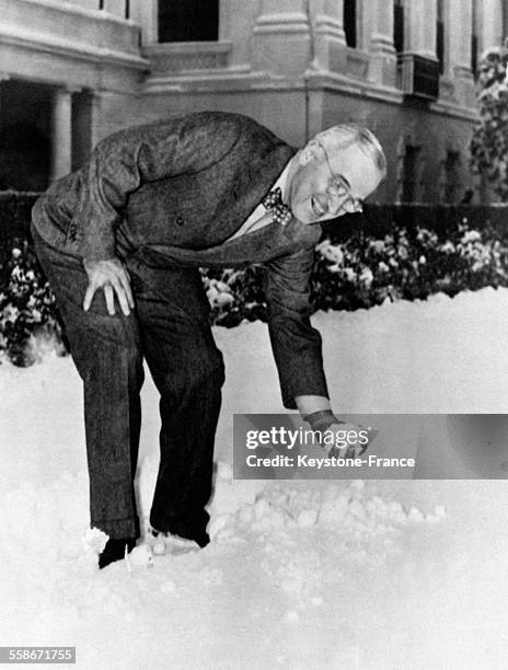 Le président Truman, dans le jardin de la Maison Blanche, fait des boules de neige, à Washington DC, Etats-Unis en 1946.