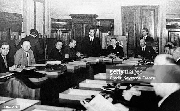 Première séance du Conseil des ministres sous la présidence de Alcide De Gasperi, à Rome, Italie en juin 1946.