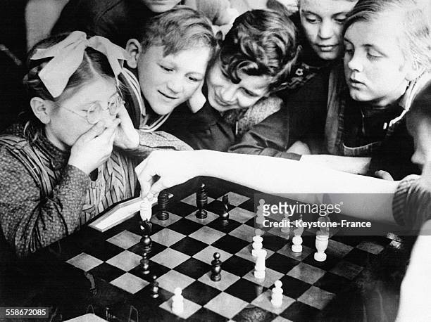 Echec et mat pour cette petite fille qui joue aux échecs sour l'oeil attentif de ses amis au 'Village des Echecs', à Stroebeck, en Allemagne.