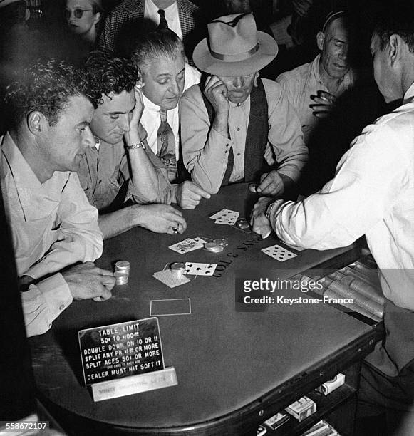 Des gens jouent aux cartes au casino de Reno, le Harold's Club, la plus grande salle de jeux américaine pour l'époque circa 1950, à Reno, NV.