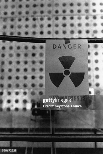 Panneau d'avertissement à la centrale atomique le 20 août 1957 à Marcoule, France.