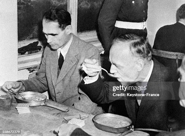 Hess et von Ribbentrop prenant leur repas dans la prison de Nuremberg, Allemagne en 1946.