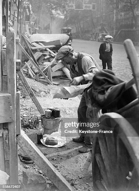 Ouvrier qui n'a besoin ni de table ni de chaise pou faire un bon repas, en France en 1931.