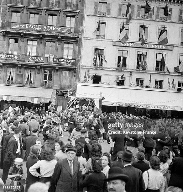 Bal du 14 juillet à Paris, France en 1946.