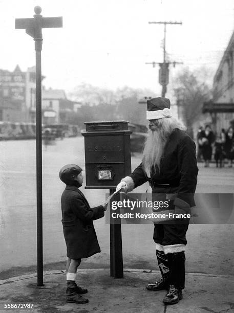 Un petit garçon de 5 ans, Clyde Snipes, dont la mère, enceinte, est incarcérée en attente de son exécution, remet une lettre au Père Noël dans la rue...