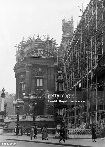 Travaux de ravalement de la façade de l'Opéra Garnier à Paris, France en 1931.