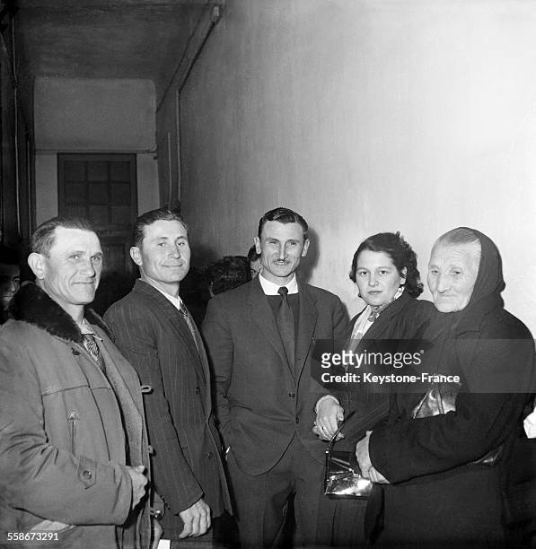 La famille Dominici -Clovis, Gustave et Aimé , Yvette et Marie - à l'ouverture du procès de Gaston Dominici pour les meurtres de Jack et lady Ann...