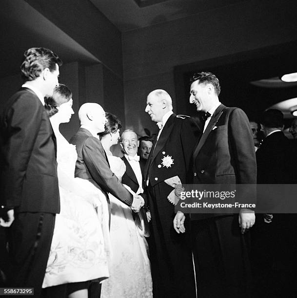 Le president Charles de Gaulle felicitant Yul Brynner lors de la grande nuit de la Chancellerie au palais de Chaillot le 30 mai 1959 a Paris, France.