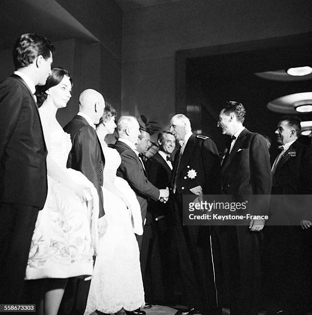 Le president Charles de Gaulle s'entretient avec Maurice Chevalier, entoure de Gilbert Becaud, Ludmilla Tcherina, Yul Brynner et Sophia Loren qui...