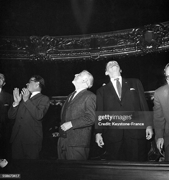 Soirée d'inauguration du nouveau plafond de l'Opéra de Paris peint par Marc Chagall, avec de gauche à droite, Bernard Anthonioz, Marc Chagall et...