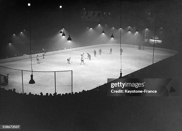 Vue du match de hockey sur glace opposant une équipe européenne sélectionnée parmi les meilleures et l'équipe canadienne d'Ottawa, au Palais des...