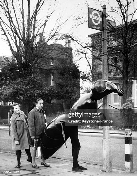 Le celebre journaliste William Hartnell, le Dr Who, attend le bus en etant deguise en fourmi, a Londres, Royaume-Uni, le 7 janvier 1965.