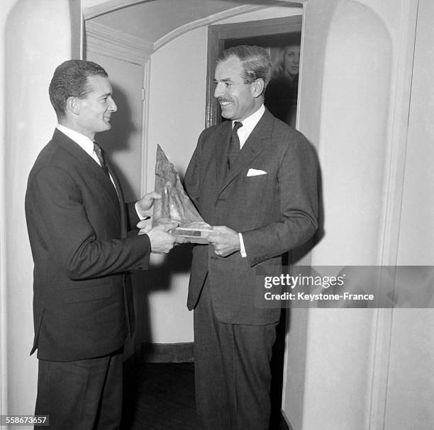 Maurice Herzog, secretaire d'état a la jeunesse et aux sports, remet le Neptune d'Or a Eric Tabarly a l'occasion de sa victoire lors de la traversee...