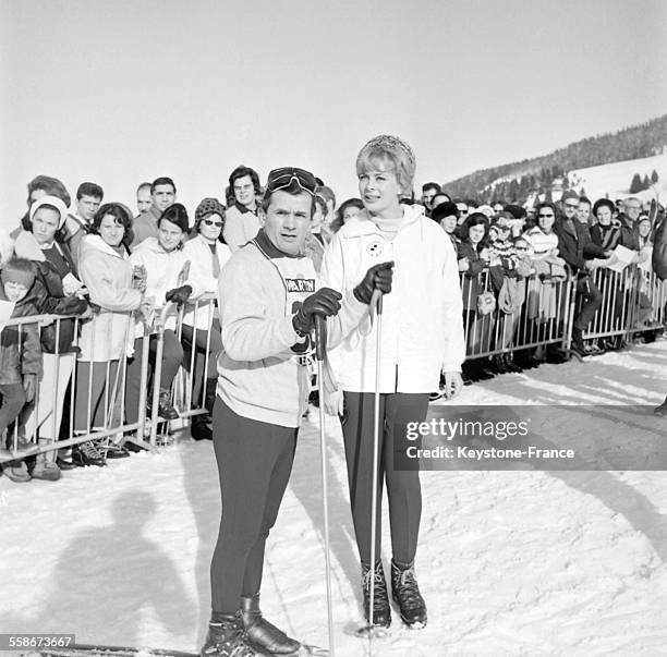 Maurice Baquet et la speakerine Jaqueline Huet, au bord des pistes, a l'occasion du premier Grand Prix International Des Artistes, a Megeve, France,...