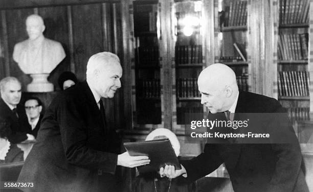 Louis Aragon recevant le diplome Honoris Causa a l'universite de Moscou, a Moscou, Russie, le 11 janvier 1965.