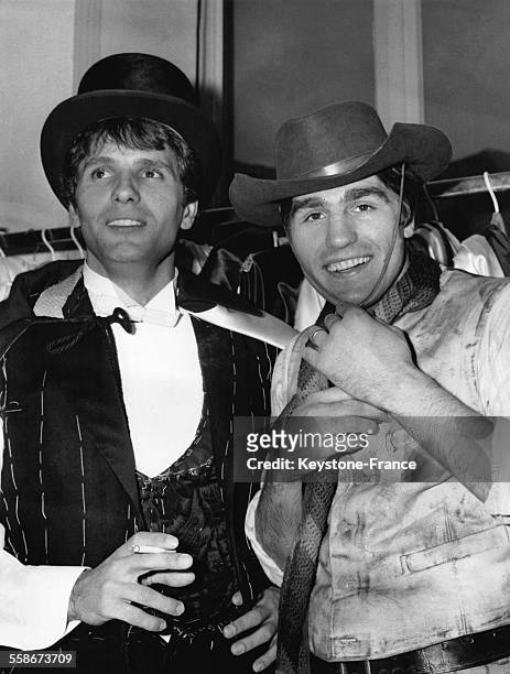 Giuliano Gemma et Nino Benvenuti essayant des costumes de western pour leur prochain film en Italie le 14 janvier 1969.