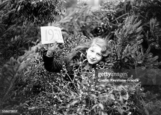 Une charmante Parisienne dont le sourire séduidant nous promet une bonne et heureuse année 1932, à Paris, France le 31 décembre 1931.