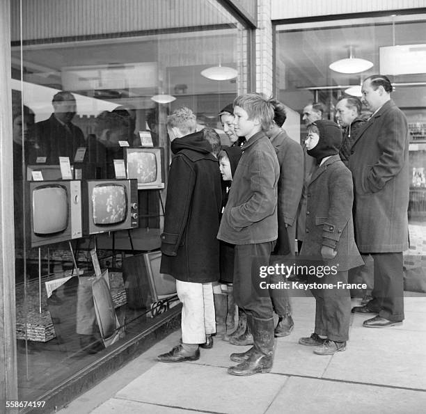 Installation de televisions pour suivre les funerailles de Sir Winston Churchill le 1er fevrier 1965, a Londres, Royaume-Uni.