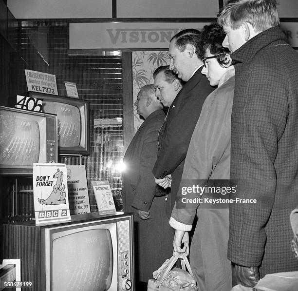 Installation de televisions pour suivre les funerailles de Sir Winston Churchill le 1er fevrier 1965, a Londres, Royaume-Uni.