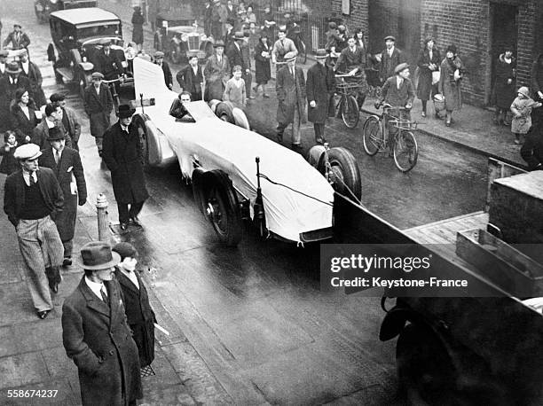 Le bolide 'L'oiseau bleu' du célèbre coureur anglais, Sir malcom Campbell, sortant des usines Guerney Mutting parès réparation à Chelsea, Royaume-Uni...