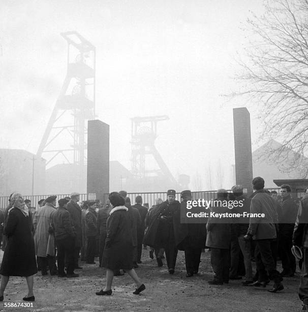 Les familles attendent la remontee des corps des 21 mineurs ensevelis, suite a un coup de grisou dans la mine de la veine Marthe, le 2 fevrier 1965,...