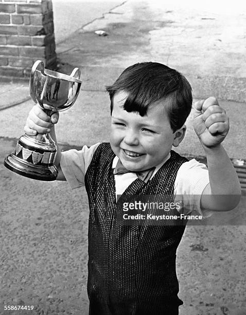 Un petit garçon a remporté le championnat de claquettes et brandit son trophée avec fierté, à Sunderland, Royaume-Uni.