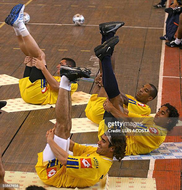 Jugadores de la seleccion colombiana de futbol Juan Pablo Angel, Carlos Passo, Jorge Banguero, y Farid Mondragon, realizan ejercicios de estiramiento...
