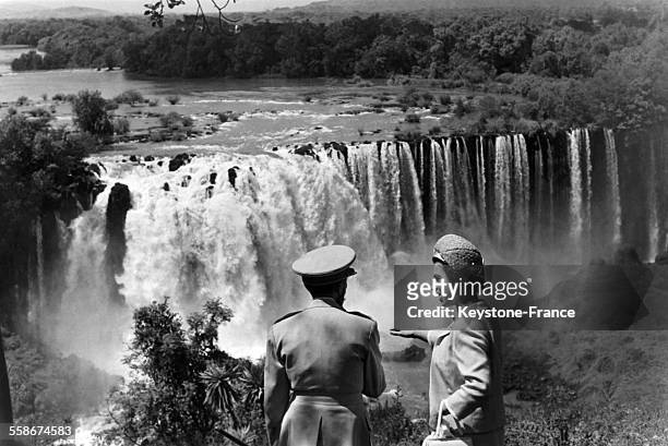 La Reine Elizabeth d'Angleterre et l'empereur Haile Selassie, admirant les chutes du Gondar, baptise le 'Nil bleu' d Ethiopie, le 9 fevrier 1965 a...