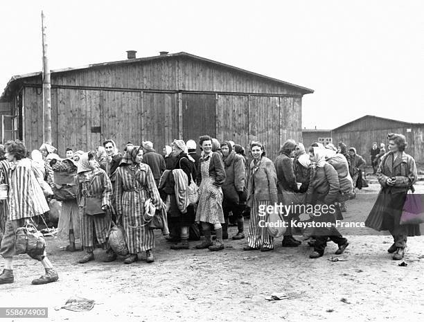 Groupe de femmes déportées quittant le camp de Bergen-Belsen à la libération, circa 1940, Belsen, Basse-Saxe, Allemagne.