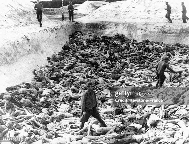 Fritz Klein , médecin nazi arrêté et exécuté en 1945 après le 'procès des médecins' à Nuremberg, ici au milieu de cadavres de déportés dans le camp...