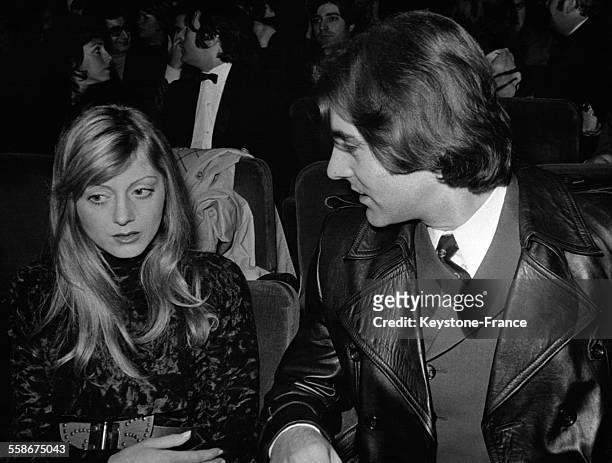 Michel Delpech et sa femme Chantal Simon assistant à la première du concert de Julien Clerc à l'Olympia à Paris, France, le 18 décembre 1970.